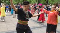 王老师和杨靖在上海新世界广场新疆舞