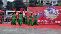 保靖县直苗鼓队参加湖南电信举办的广场舞大赛，表演曲目是:
         《和谐大家园》