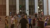 段建华老师在哈尔滨人民广场跳起麦舞