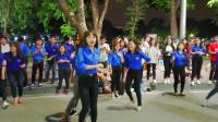 越南河内还剑湖跳广场舞的女大学生