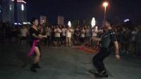 2018年8月11日晚沈阳奇艺舞蹈团姚哥老孩在鲅鱼圈世纪广场表演吉特巴舞