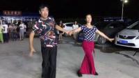 姚老师夫妻东戴河农家院表演慢四舞。