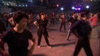 晚上广场上跳舞 大妈们跳广场舞 灯光舞蹈高清实拍视频素材