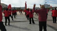 市政府在市民广场举办庆《十，一》广场舞健身操秧歌展演话动。