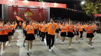余江区广场舞协会成立六周年，余江微马百人共舞《一晃就老了》。