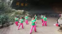 团扇广场舞《桃花谣》-晨练姐妹花舞蹈队在名风景区双龙洞排练