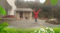 农村小哥在自家院子跳柔情广场舞画面太美《负心的你》