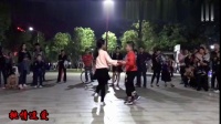 逆天了！两小孩广场上跳《双人舞》舞姿表情到位，大妈们都服了！