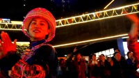 兴文县每周举办两次苗族广场舞篝火晚会，教授苗族歌舞，欢迎你也参加。