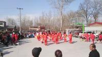 佟高庄庙会北田村歌舞队助兴演出广场舞。