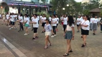 14岁姐妹齐跳时尚广场舞《朋友的酒》
