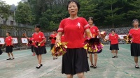 手机拍摄:广西梧州市苍梧县石桥镇培中村广场舞团队庆七、一广场舞彩排试演。