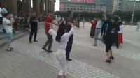 新疆牧马人和维乌尔族小姑娘在卫星广场共舞！