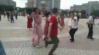 新疆牧马人和北京佛玉美女，在卫星广场共舞！