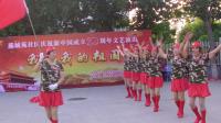 北京燕城苑健身队庆国庆70周年演出，广场舞：五星红旗迎风飘扬。