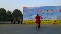 英子与文文美女在玄武湖公园的莲花广场，表演幽静编排的小拉舞套路动作！