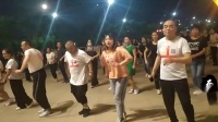 甘肃金昌西湖公园三五成群，直播业发展迅速，广场舞队伍逐渐壮大