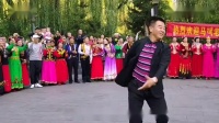 98_马斌老师广场精彩表演民族舞蹈。