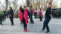 作家叮叮和维族巴郎子在人民广场舞蹈