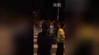 常熟尚湖镇关了广场灯，大妈们愤怒了，在大路上跳舞，表示抗议