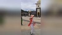 大妈在马来西亚皇宫门前跳广场舞引来外国友人一起跳舞，好热闹