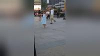 咸阳五岁女童领跳广场舞